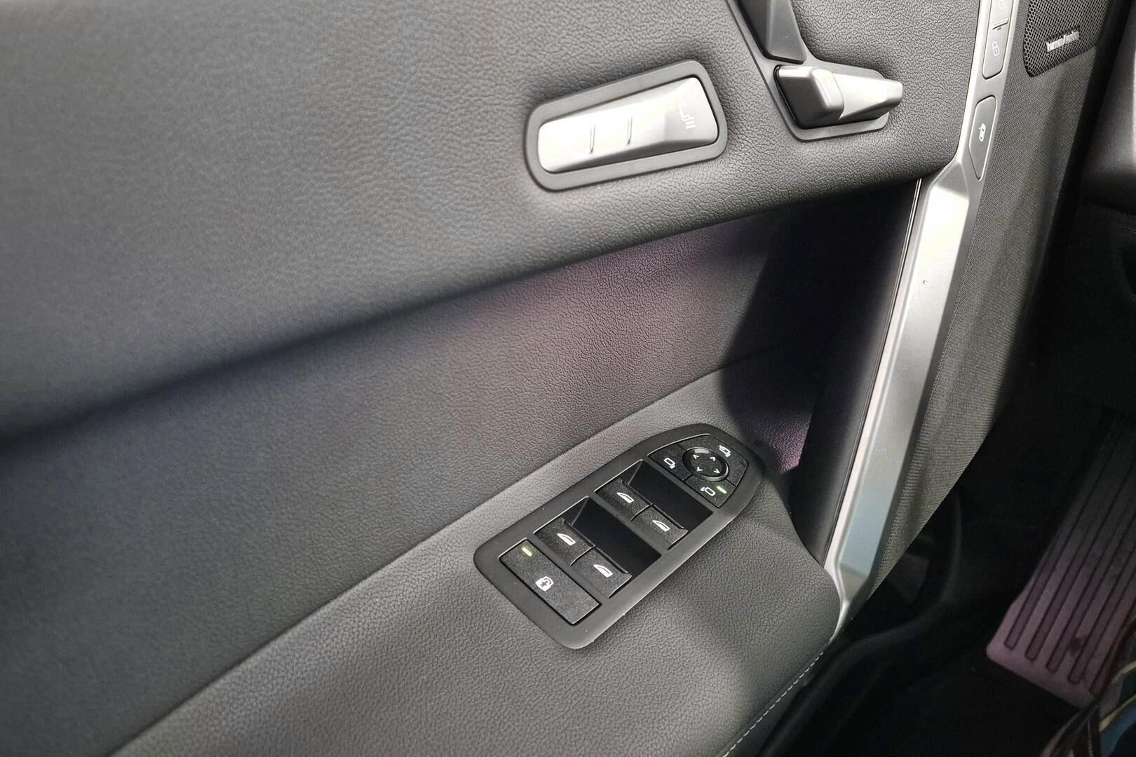 BMW iX iso kuva 17