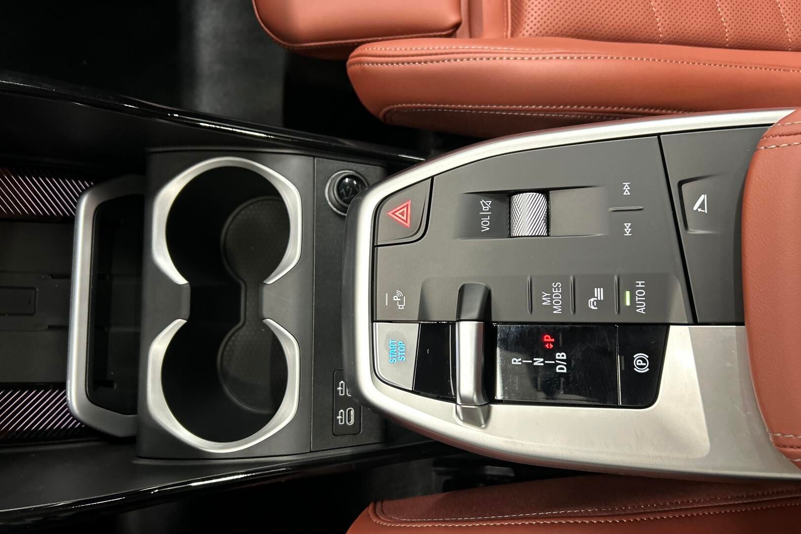 BMW iX1 iso kuva 15