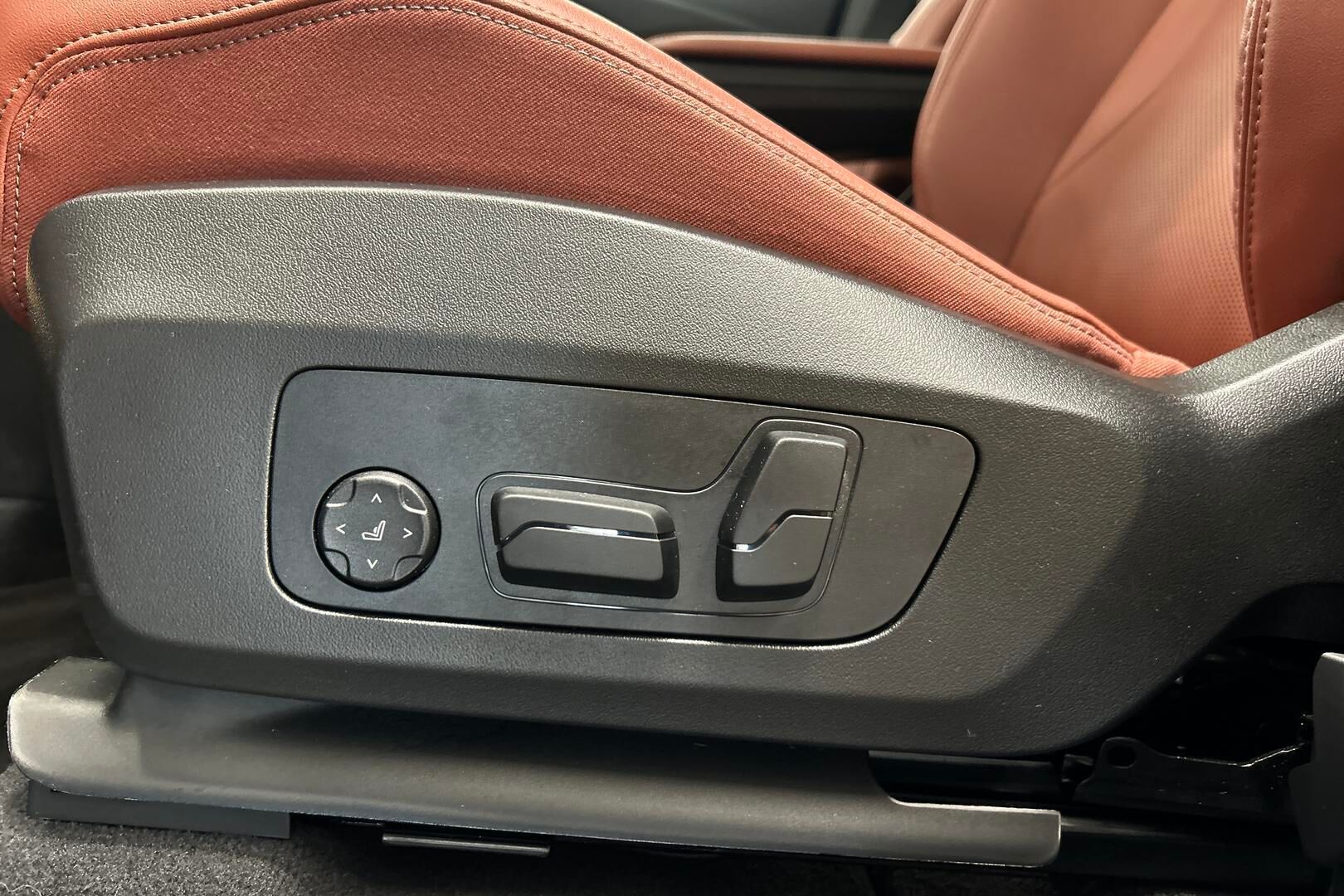 BMW iX1 iso kuva 20