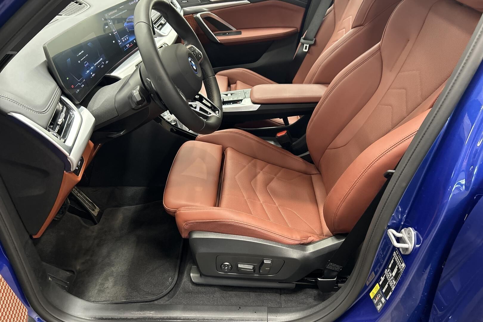 BMW iX1 iso kuva 8