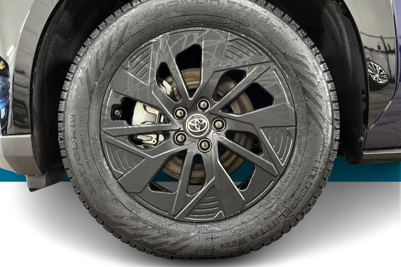 Toyota bZ4X iso kuva 13