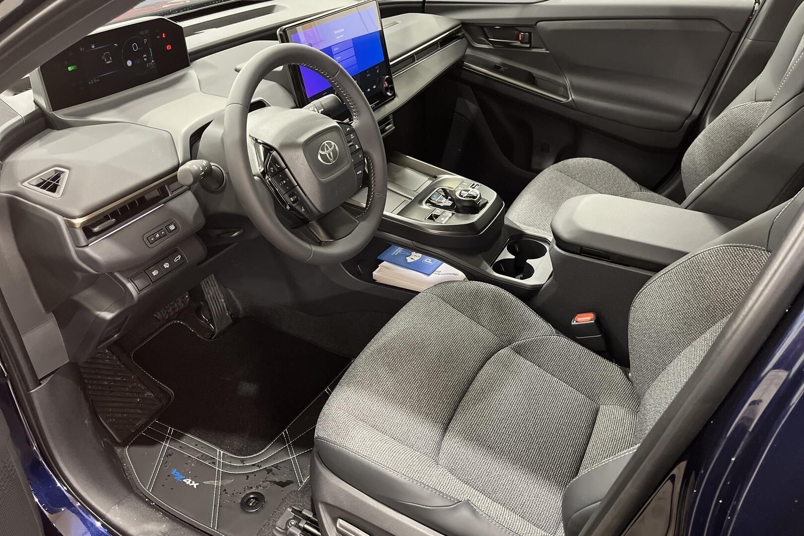 Toyota bZ4X iso kuva 8