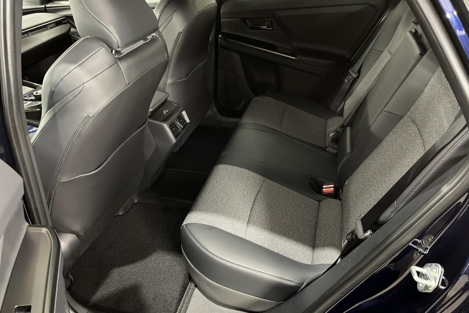 Toyota bZ4X iso kuva 9