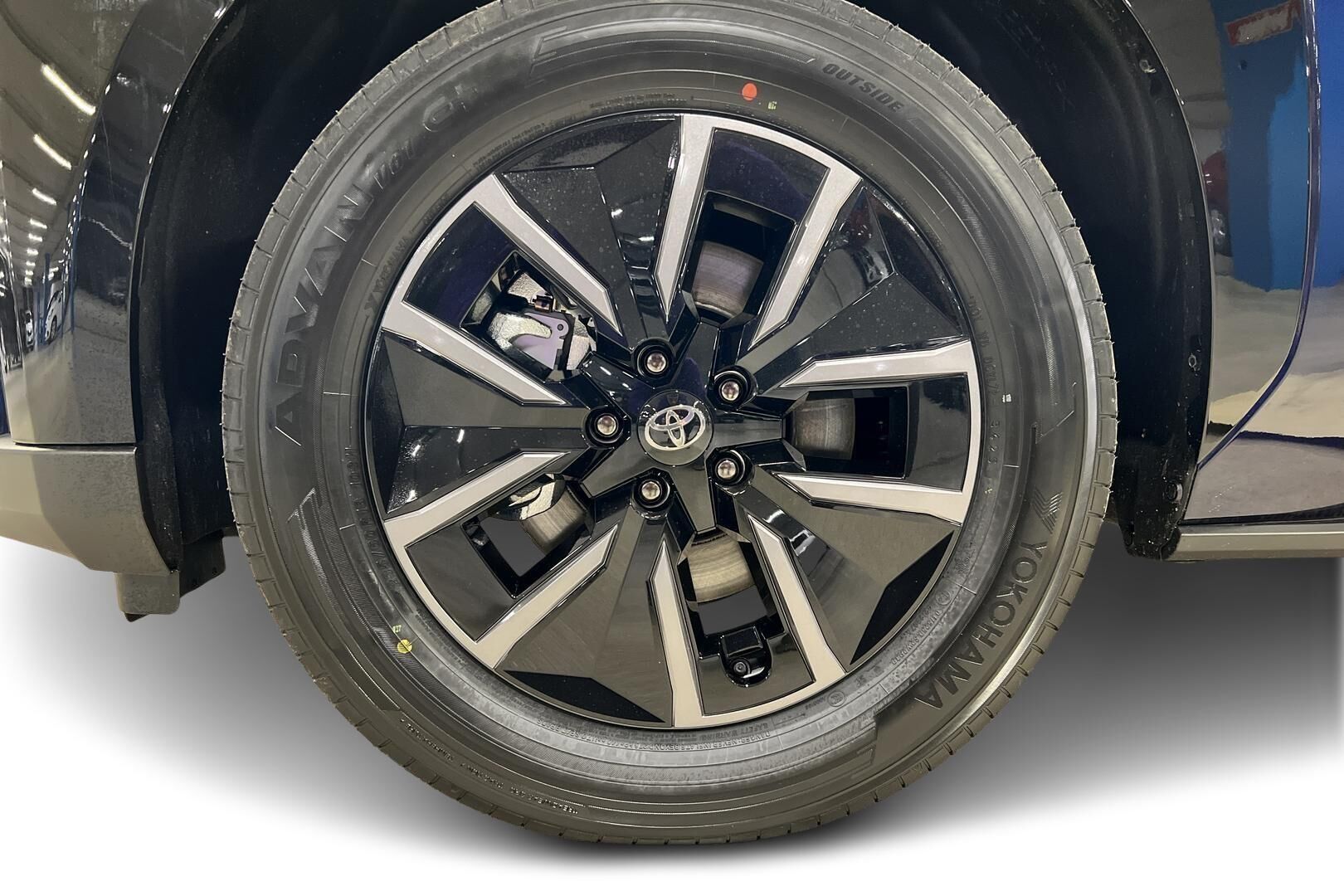 Toyota bZ4X iso kuva 17