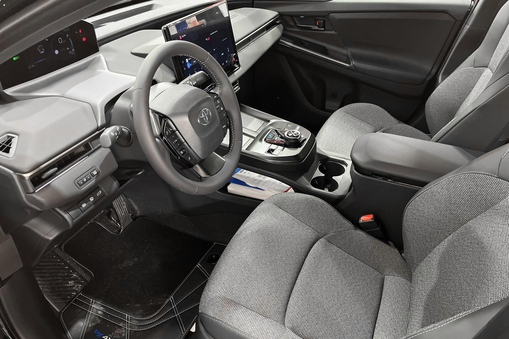 Toyota bZ4X iso kuva 7