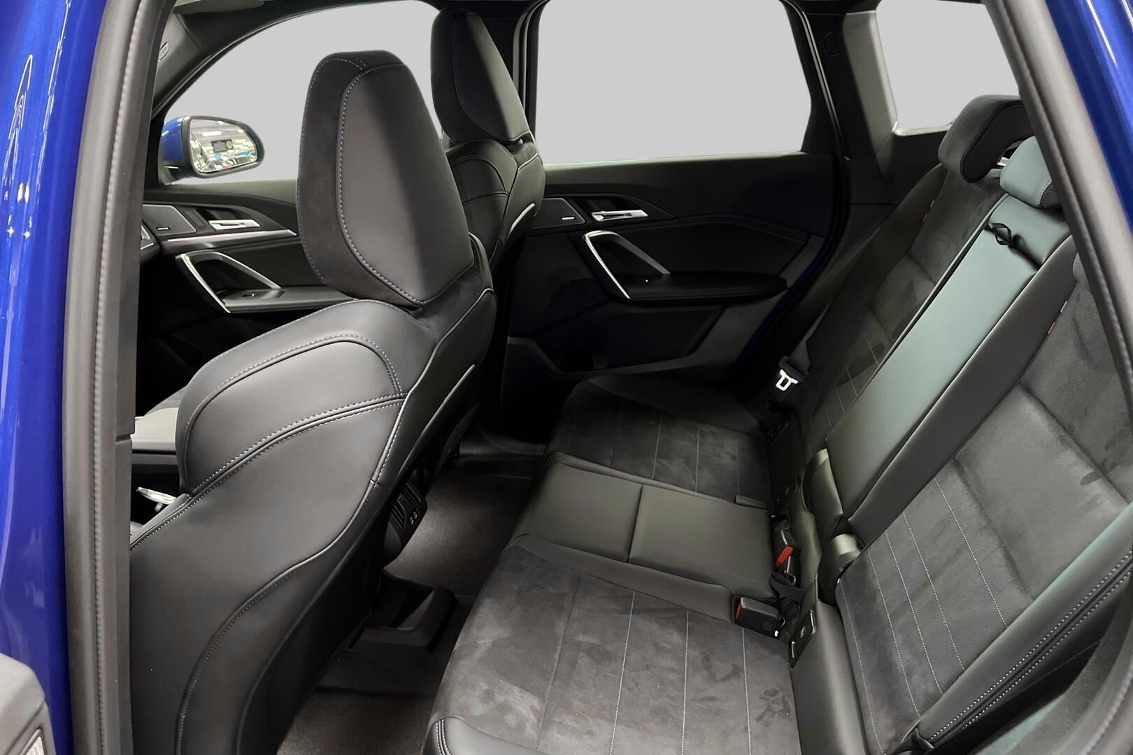BMW iX1 iso kuva 16