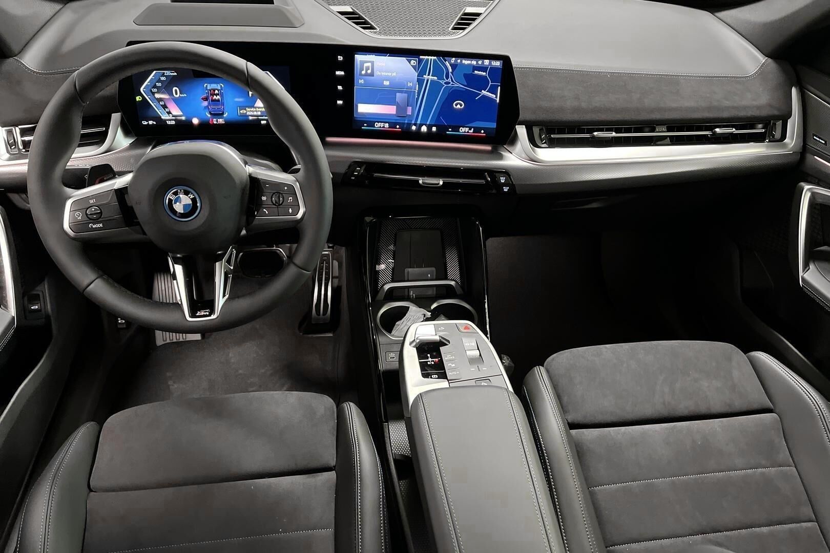 BMW iX1 iso kuva 9