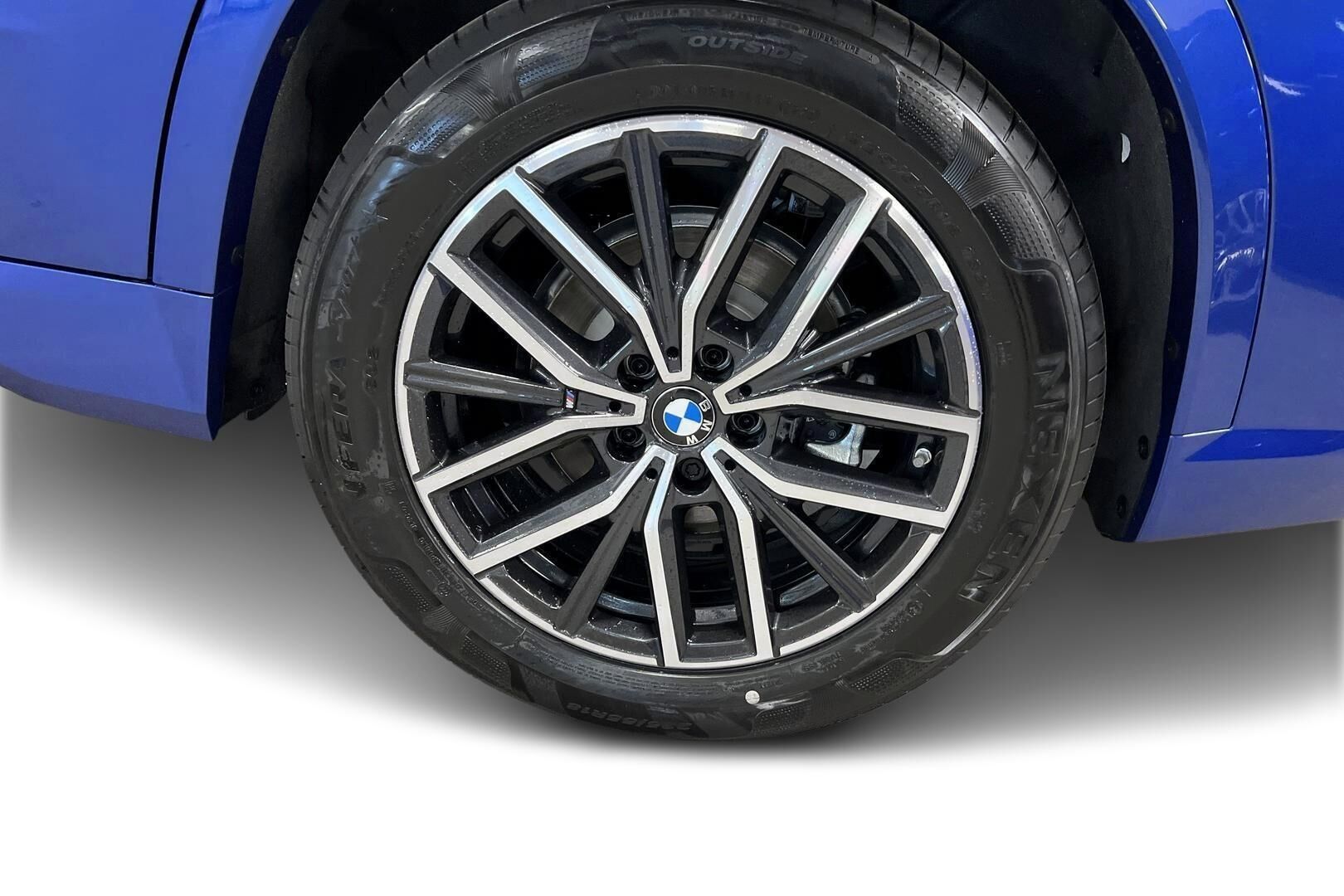BMW iX1 iso kuva 11