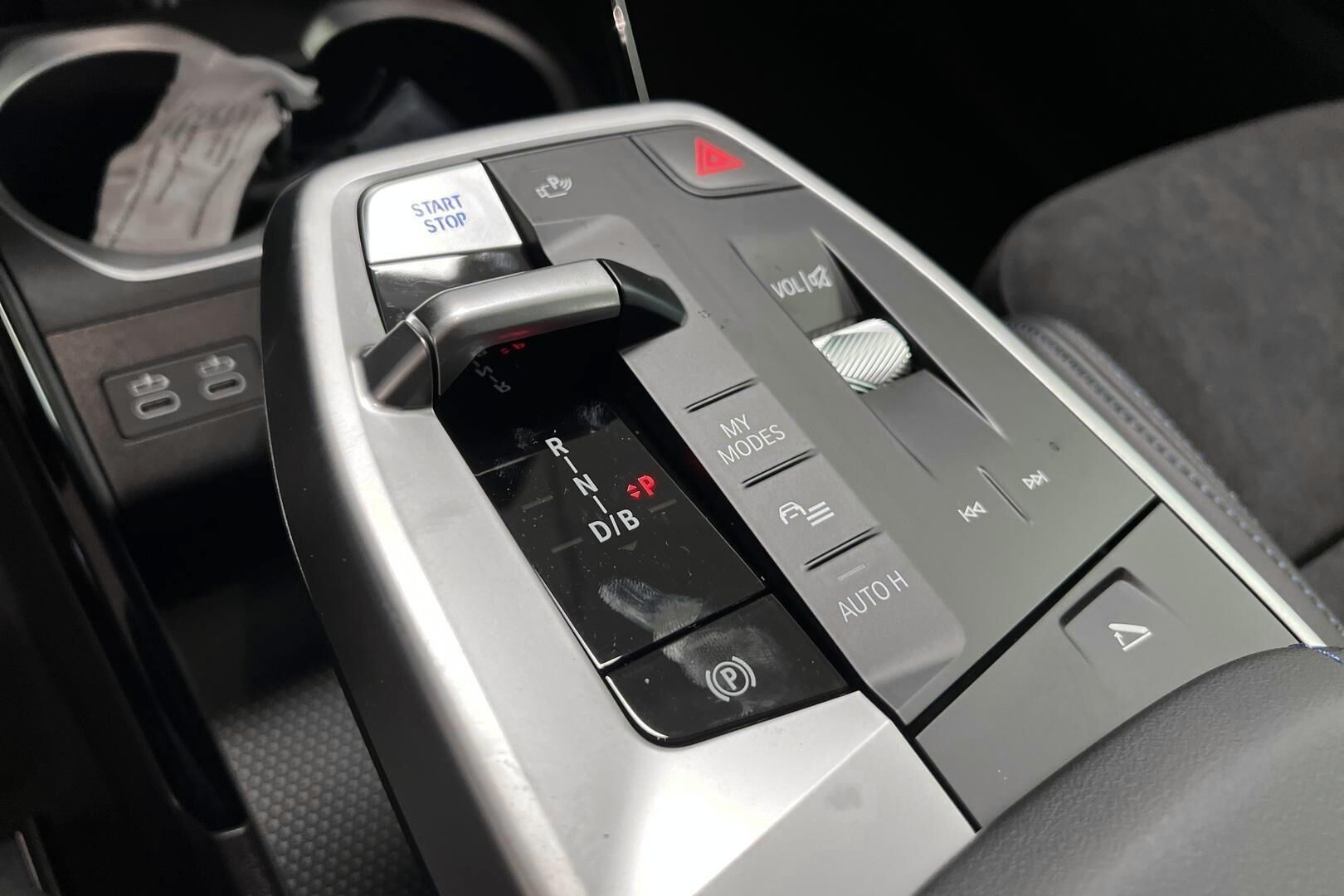 BMW iX1 iso kuva 19