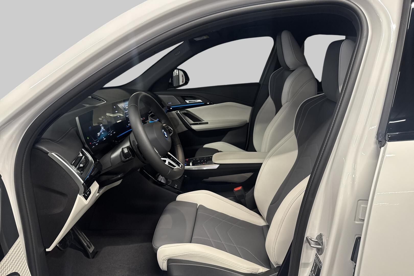 BMW iX2 iso kuva 8