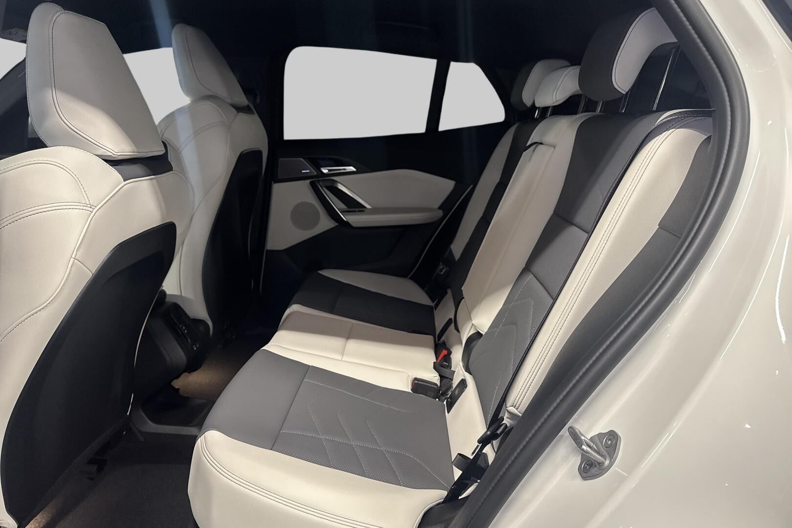 BMW iX2 iso kuva 9