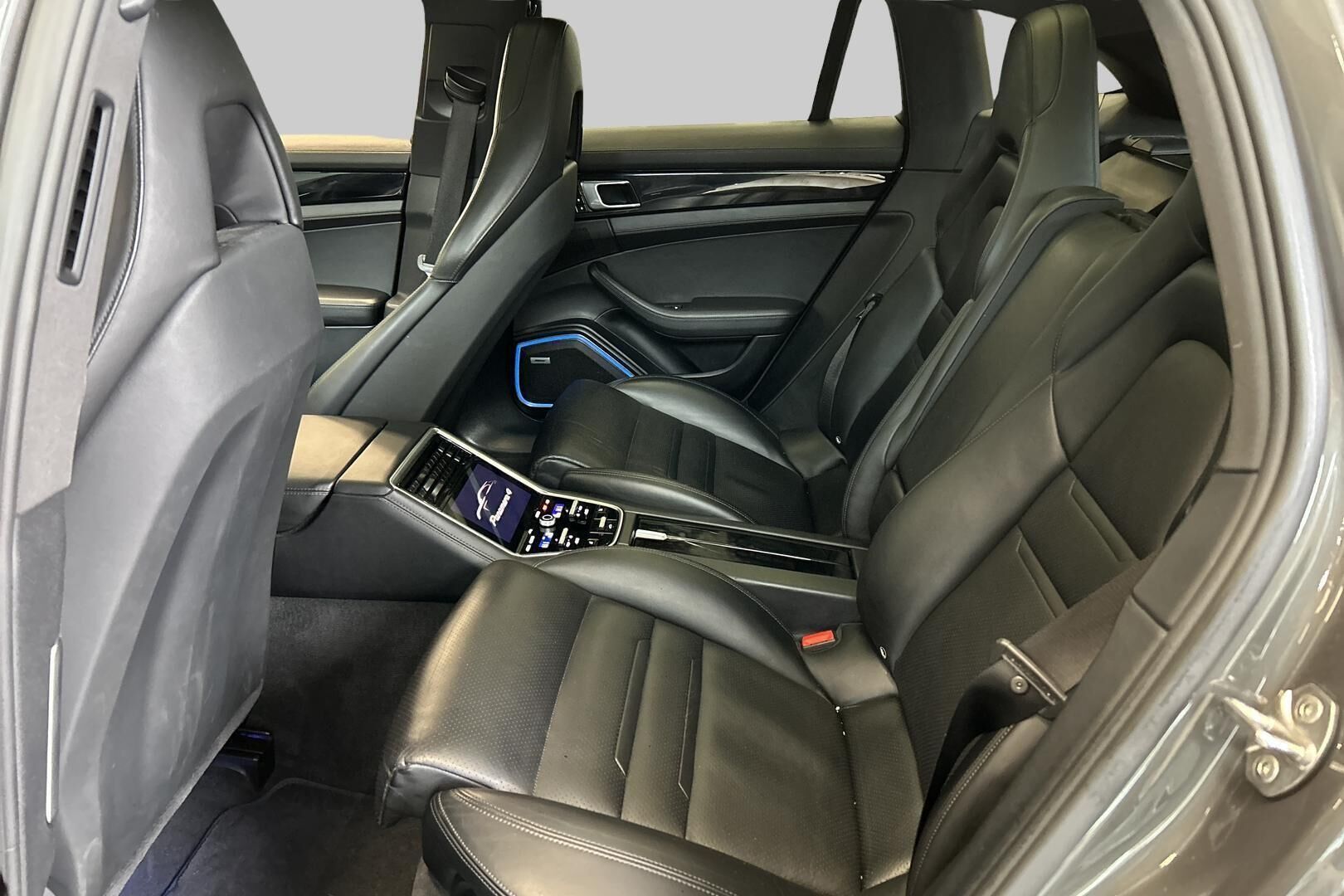 Porsche Panamera iso kuva 10