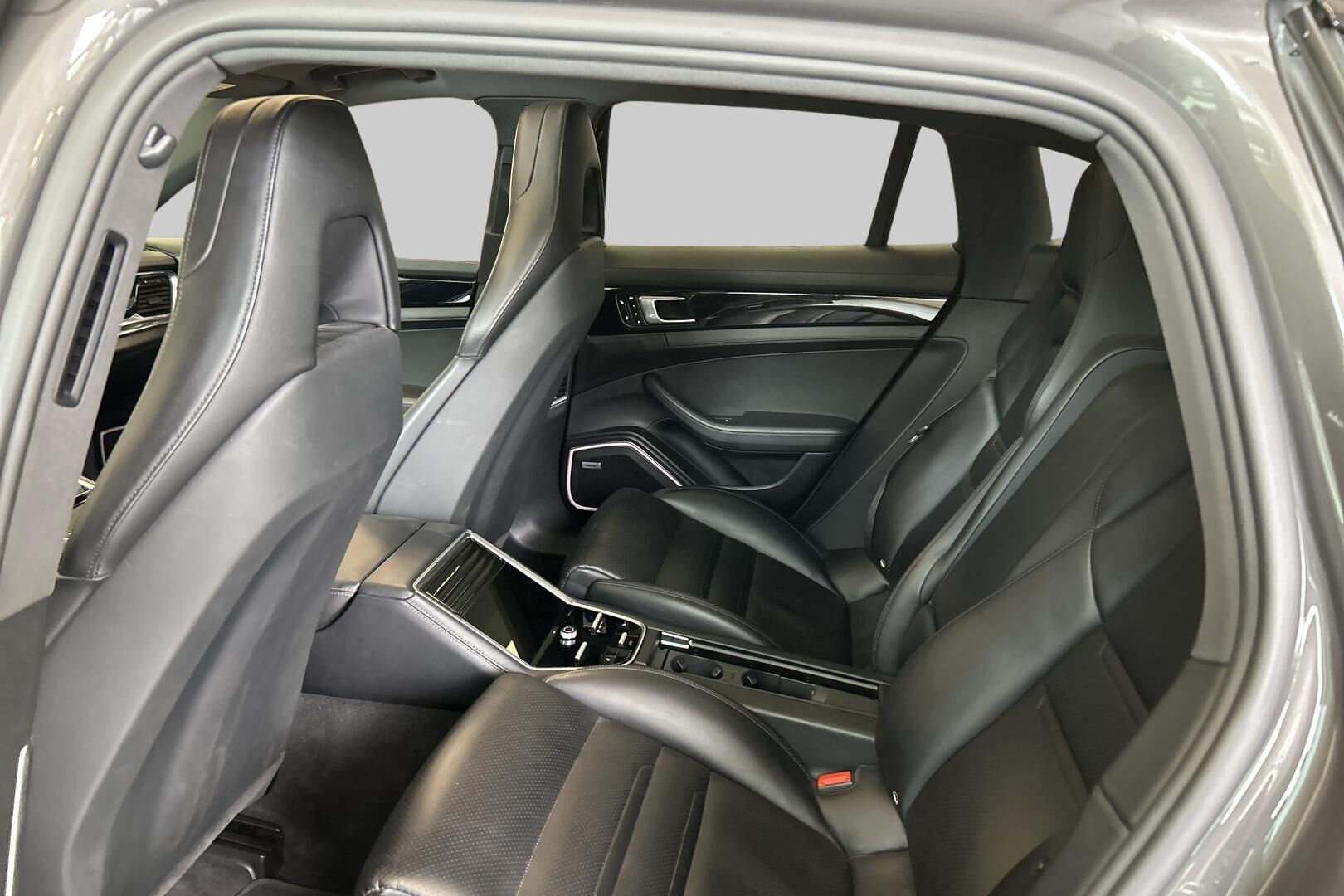 Porsche Panamera iso kuva 10