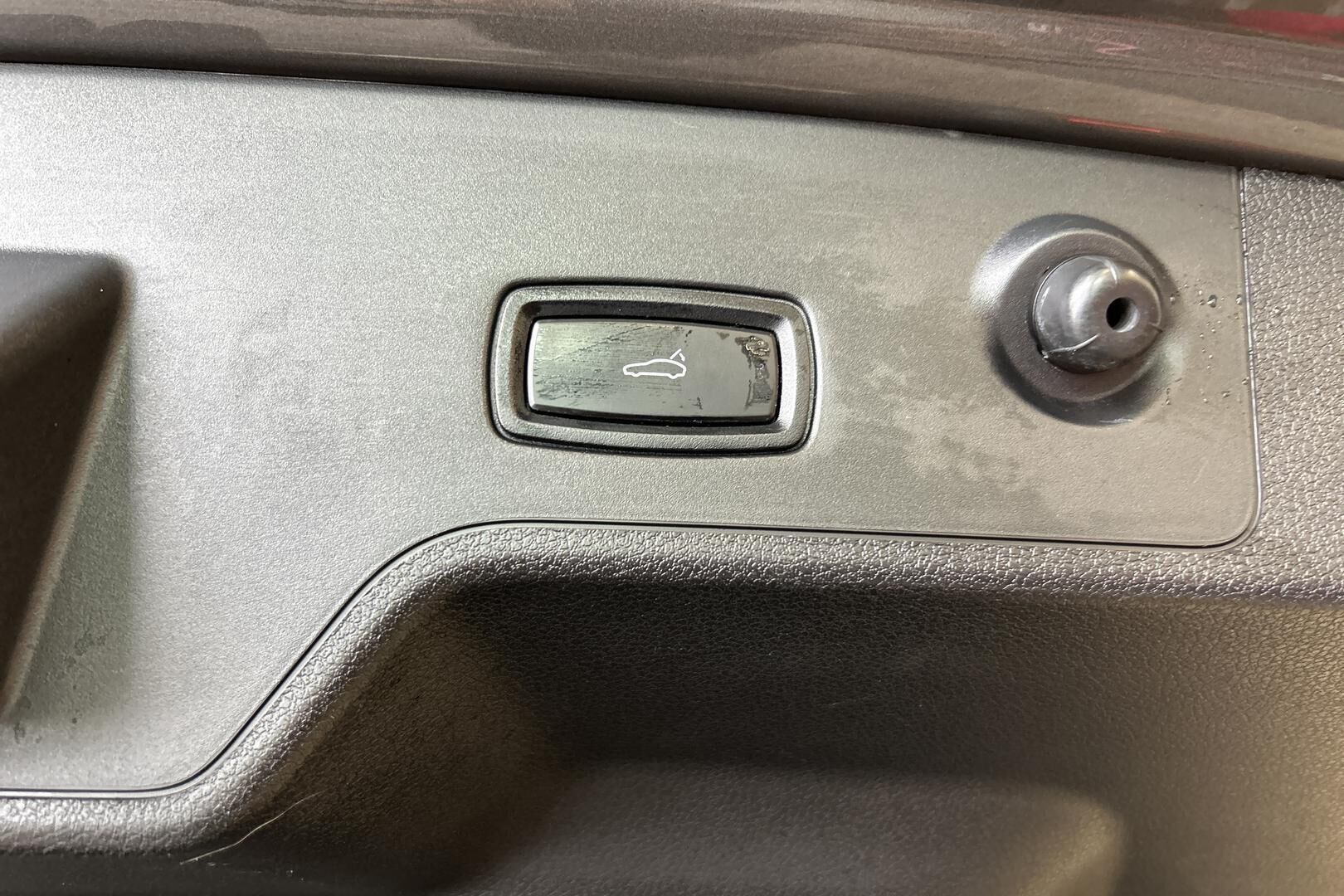 Porsche Panamera iso kuva 14