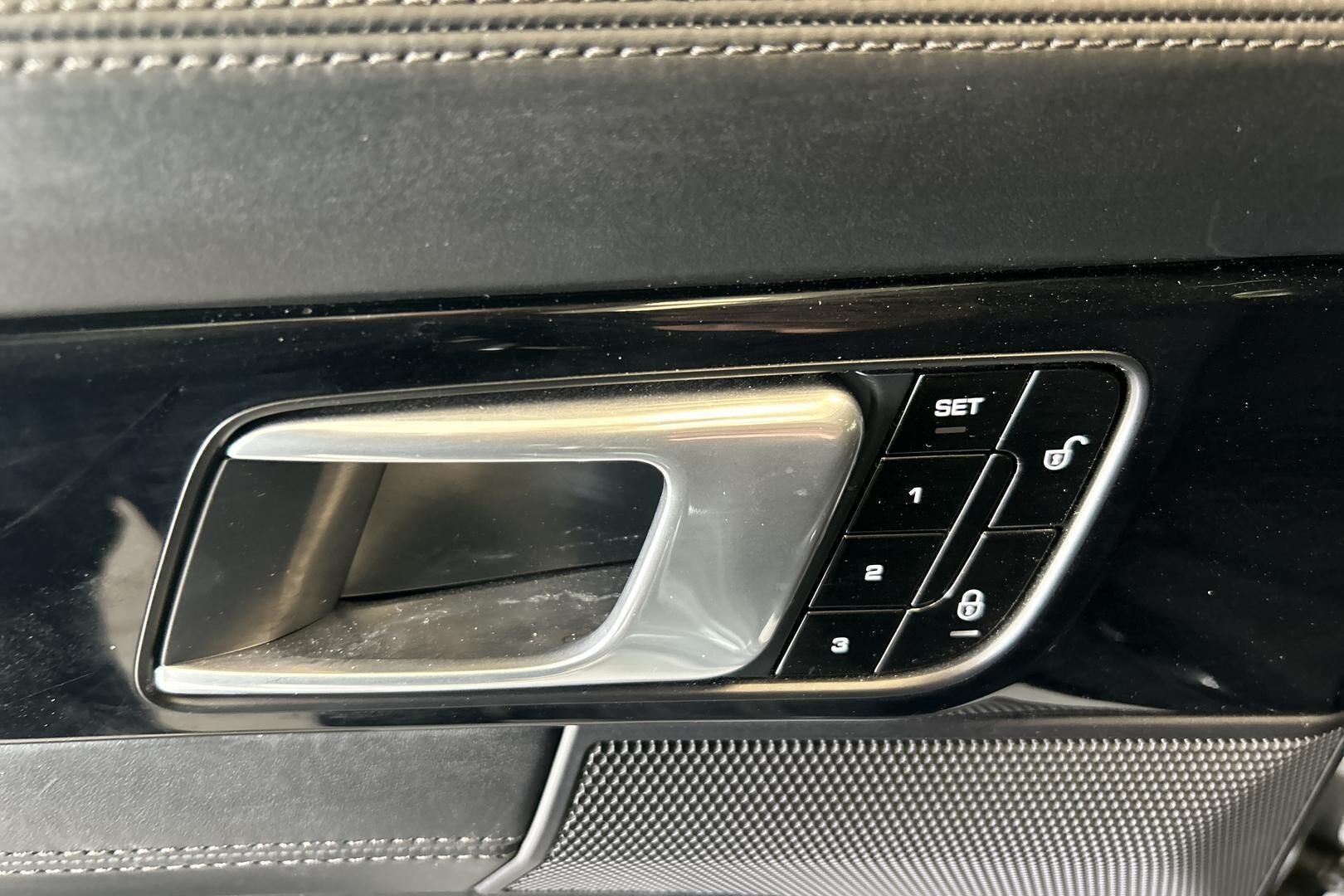 Porsche Panamera iso kuva 14