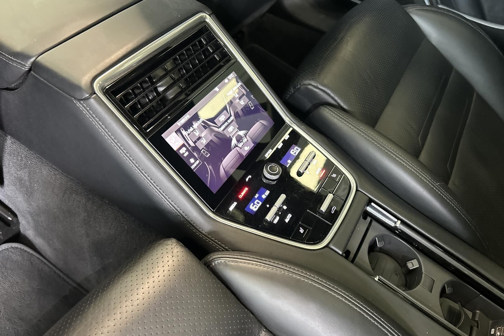 Porsche Panamera iso kuva 15