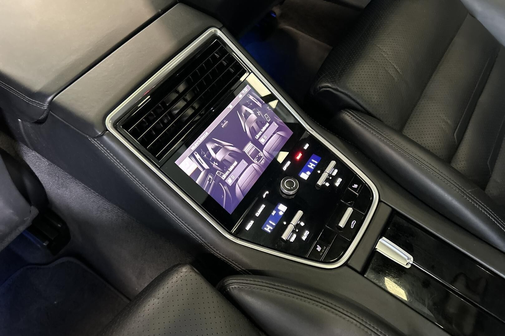 Porsche Panamera iso kuva 19