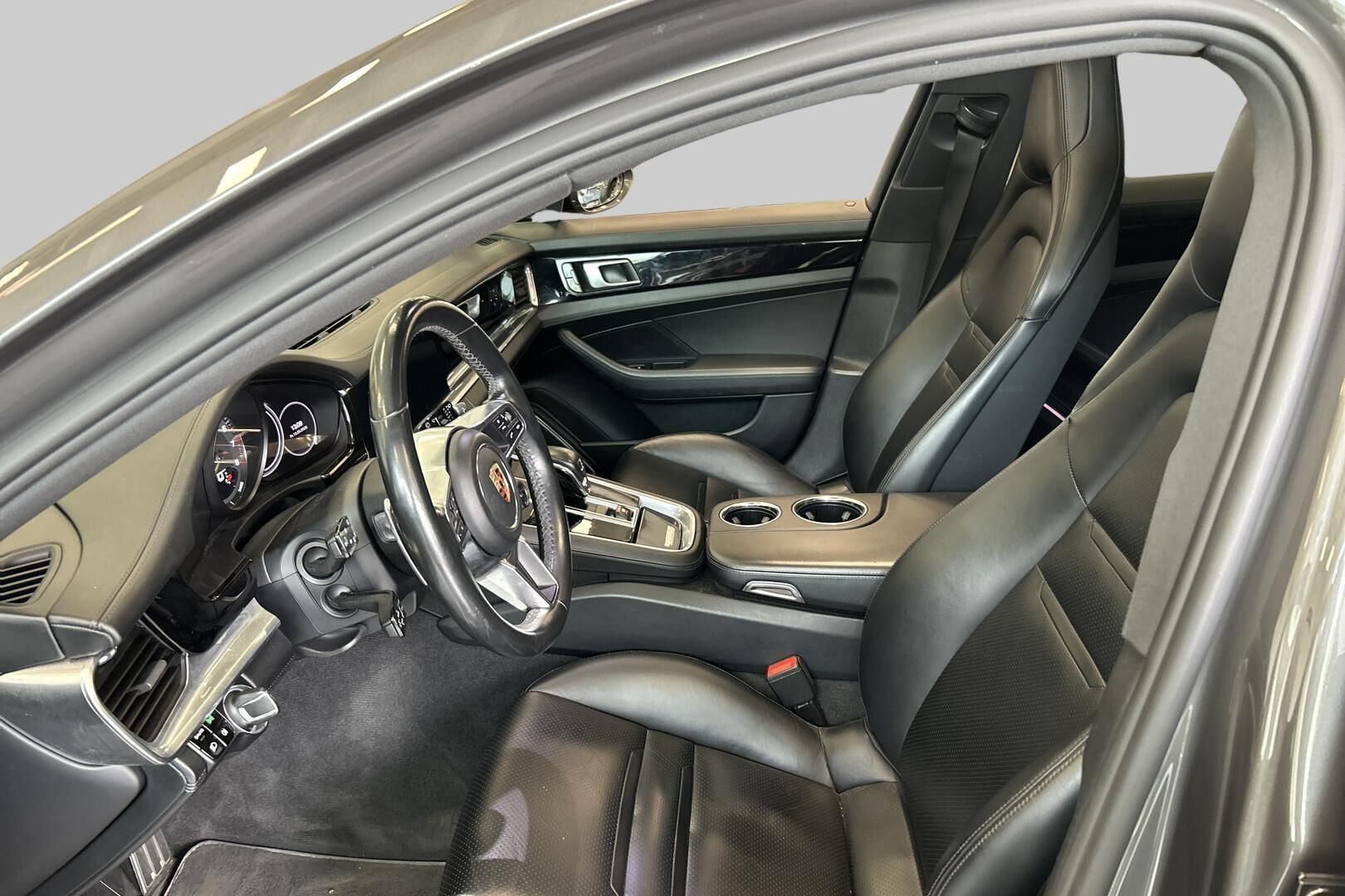 Porsche Panamera iso kuva 9