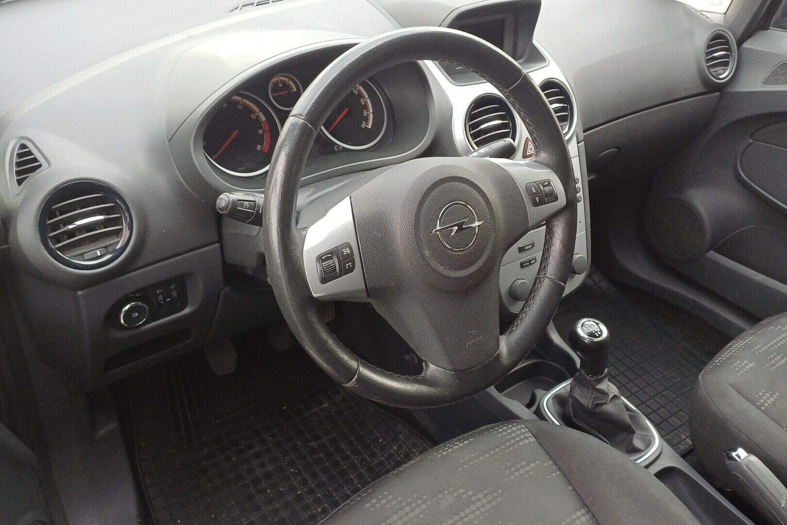 Opel Corsa iso kuva 2