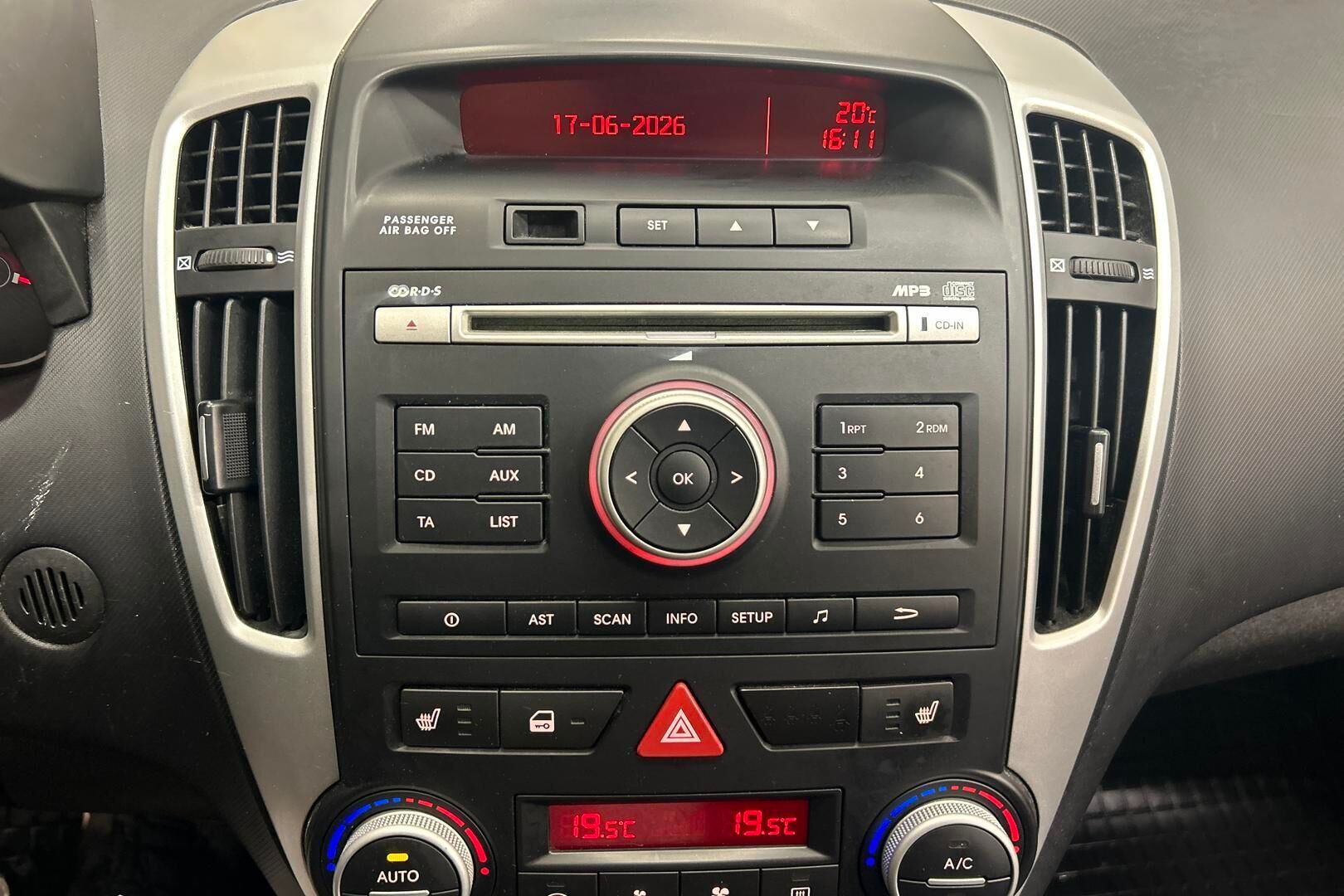 Kia cee'd iso kuva 16