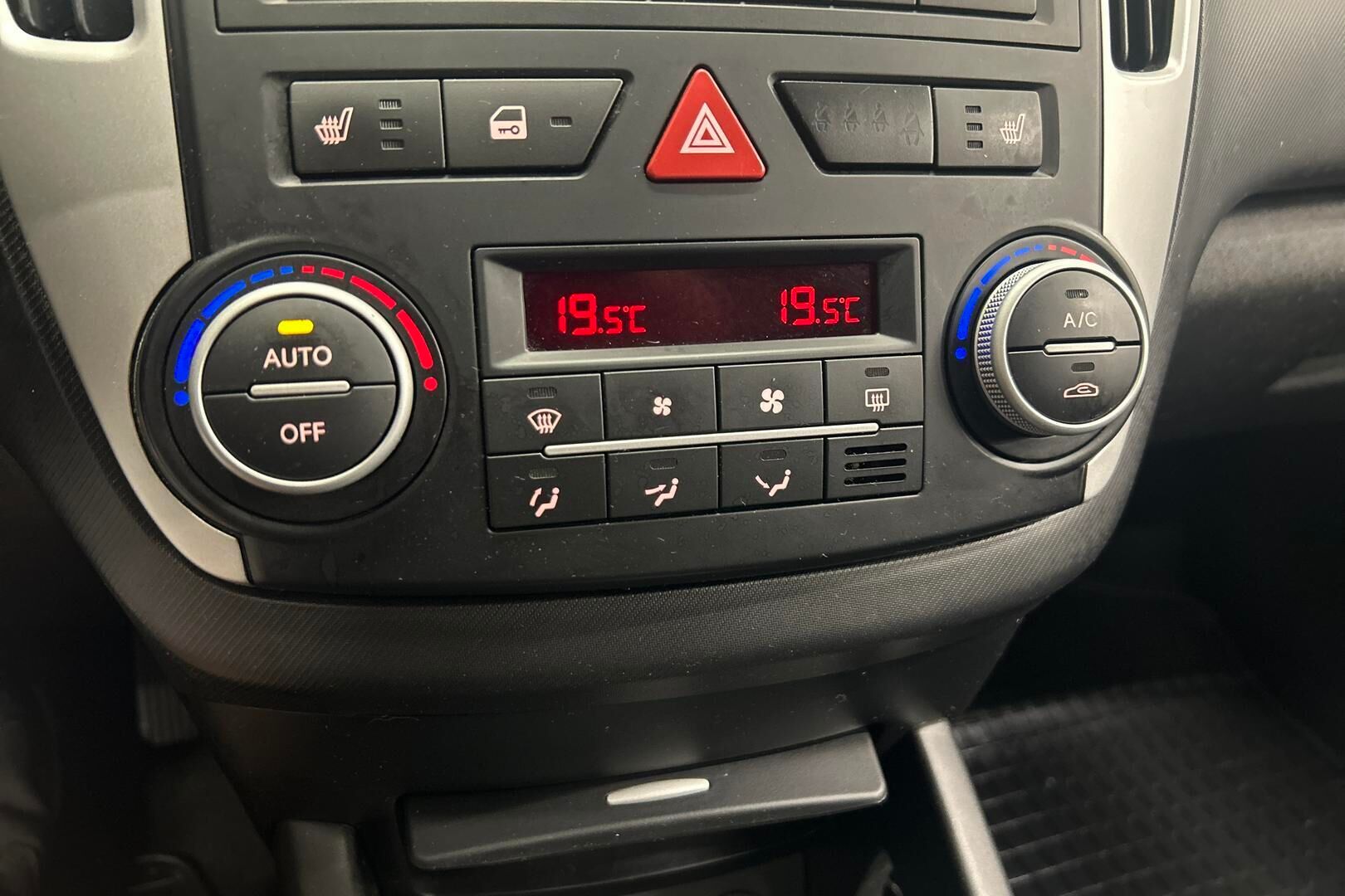 Kia cee'd iso kuva 17