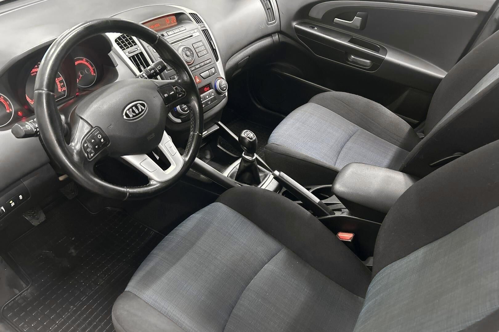 Kia cee'd iso kuva 8