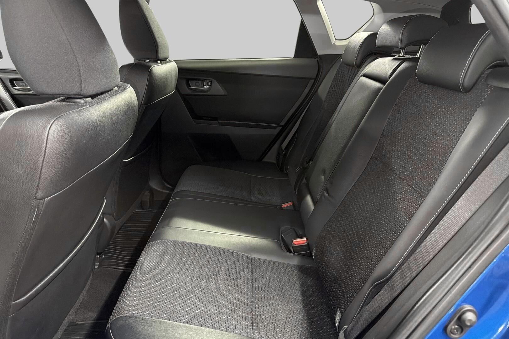 Toyota Auris iso kuva 10