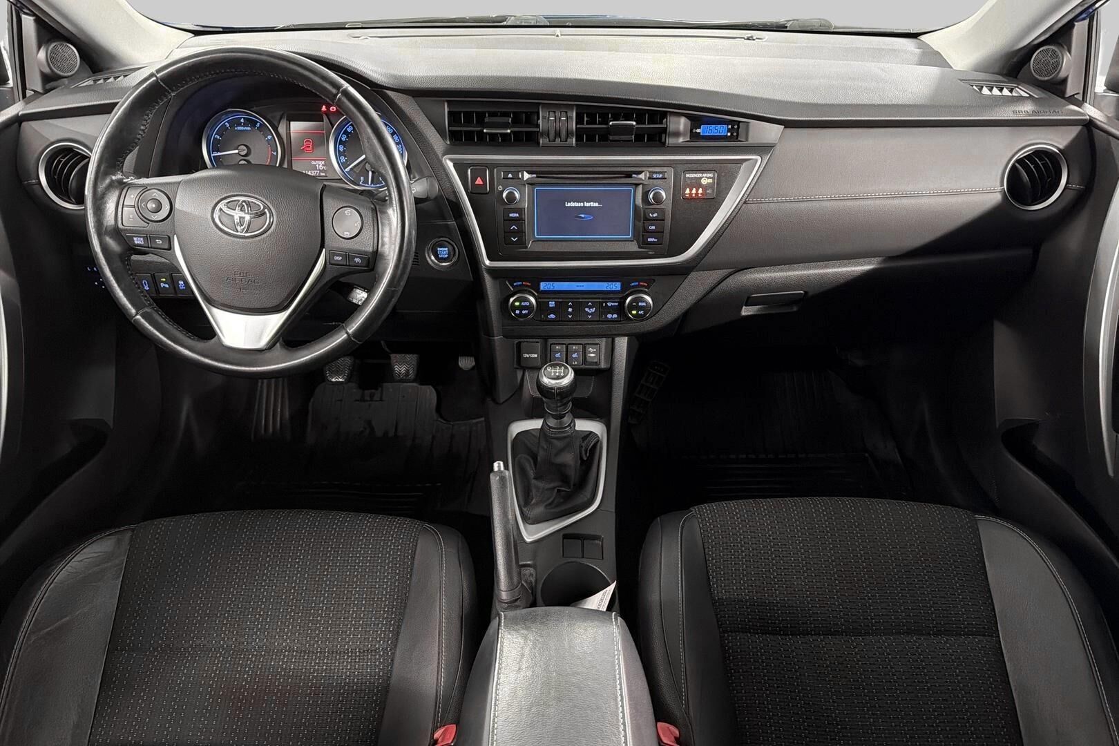 Toyota Auris iso kuva 11