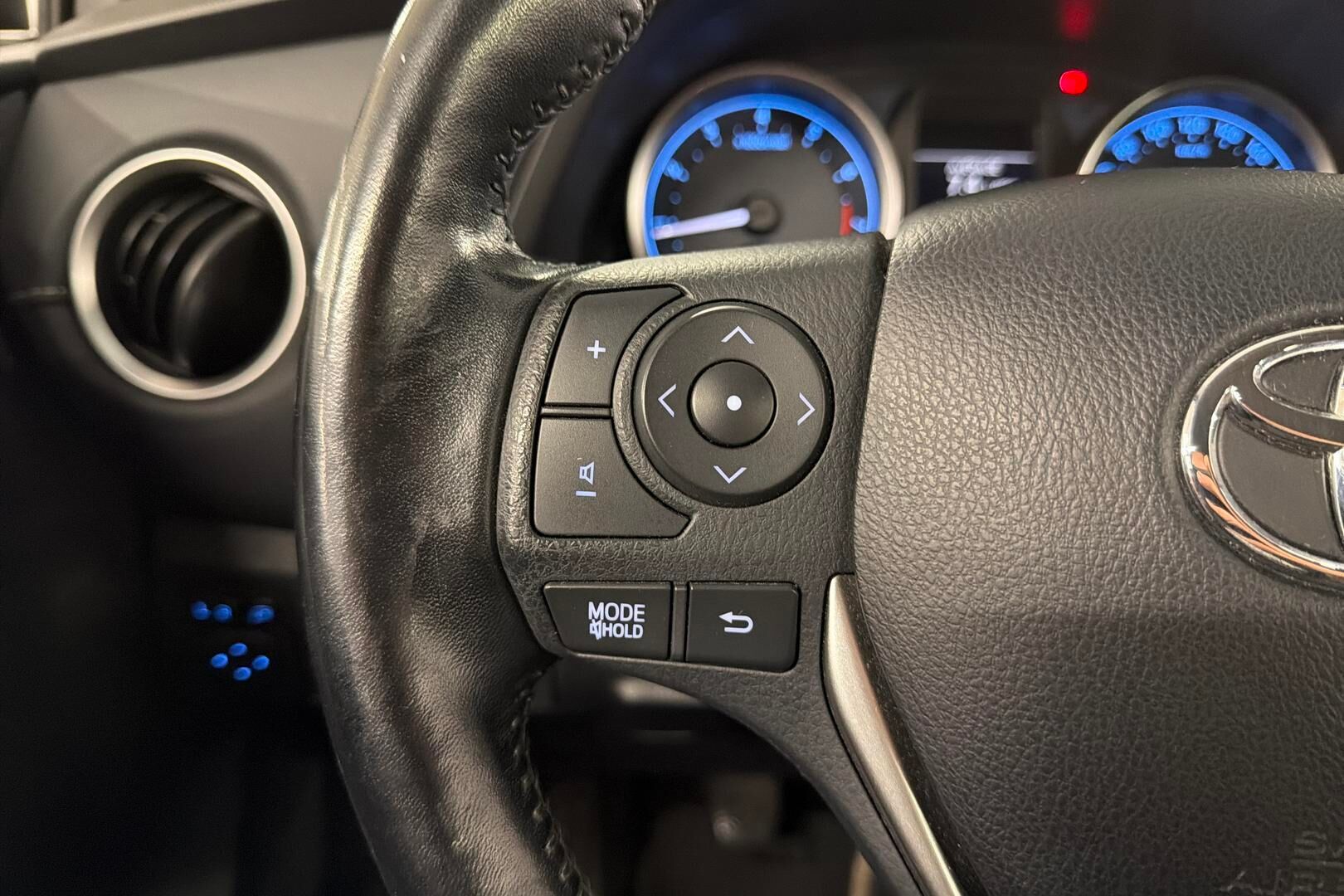 Toyota Auris iso kuva 16