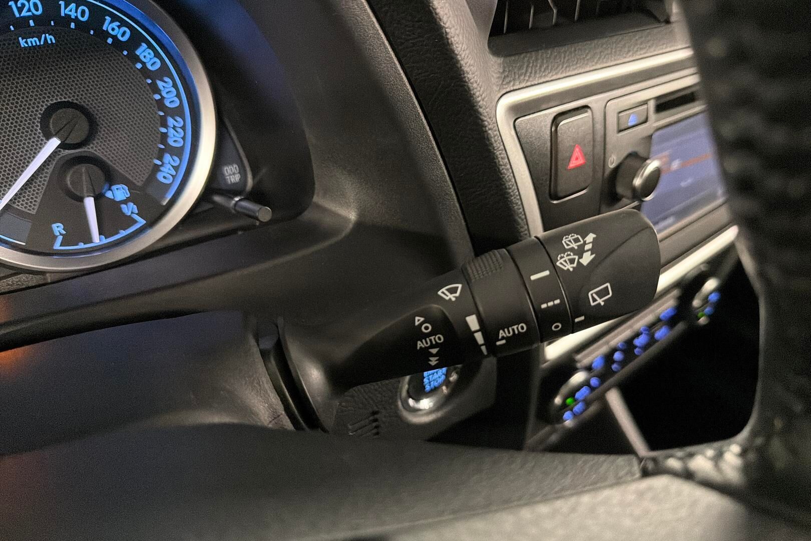Toyota Auris iso kuva 17
