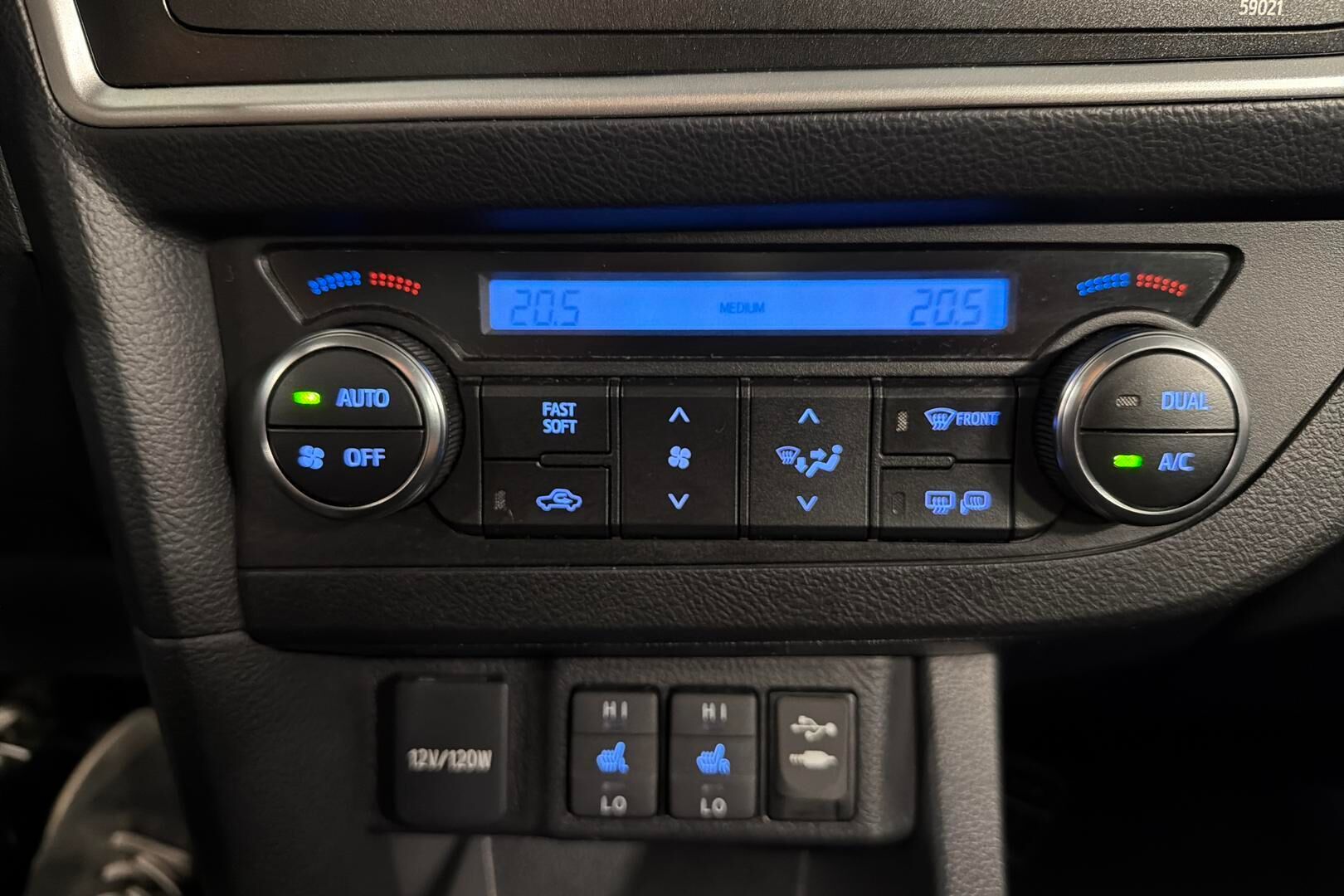 Toyota Auris iso kuva 26