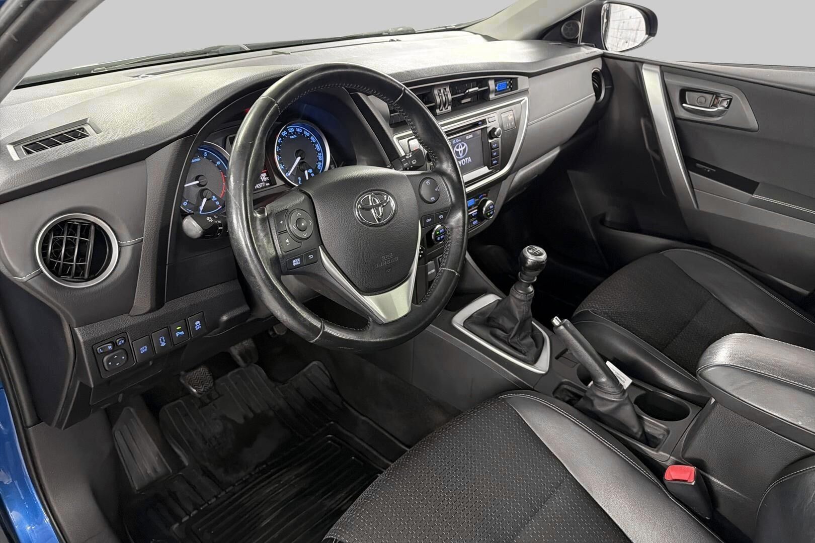Toyota Auris iso kuva 9