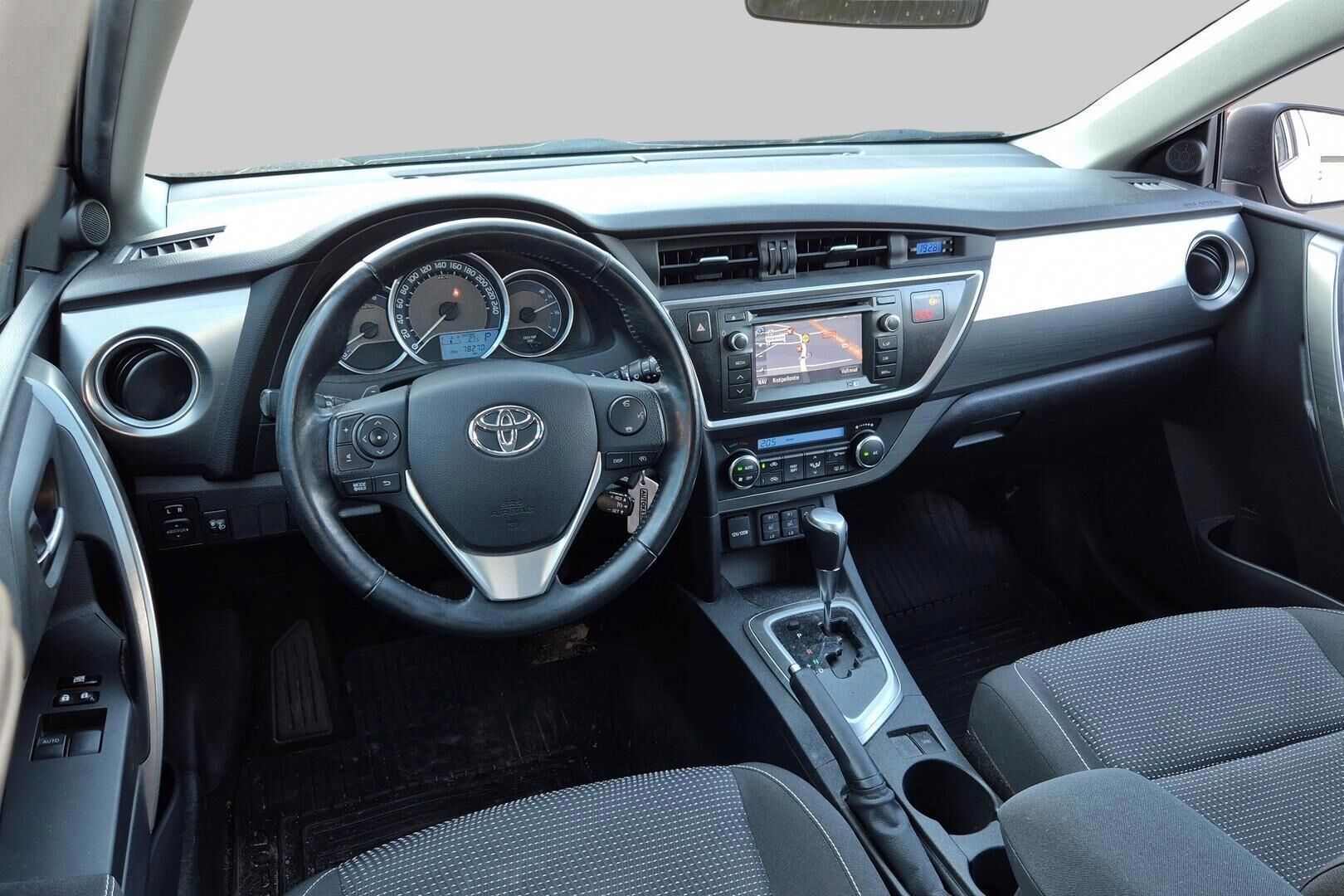 Toyota Auris iso kuva 3
