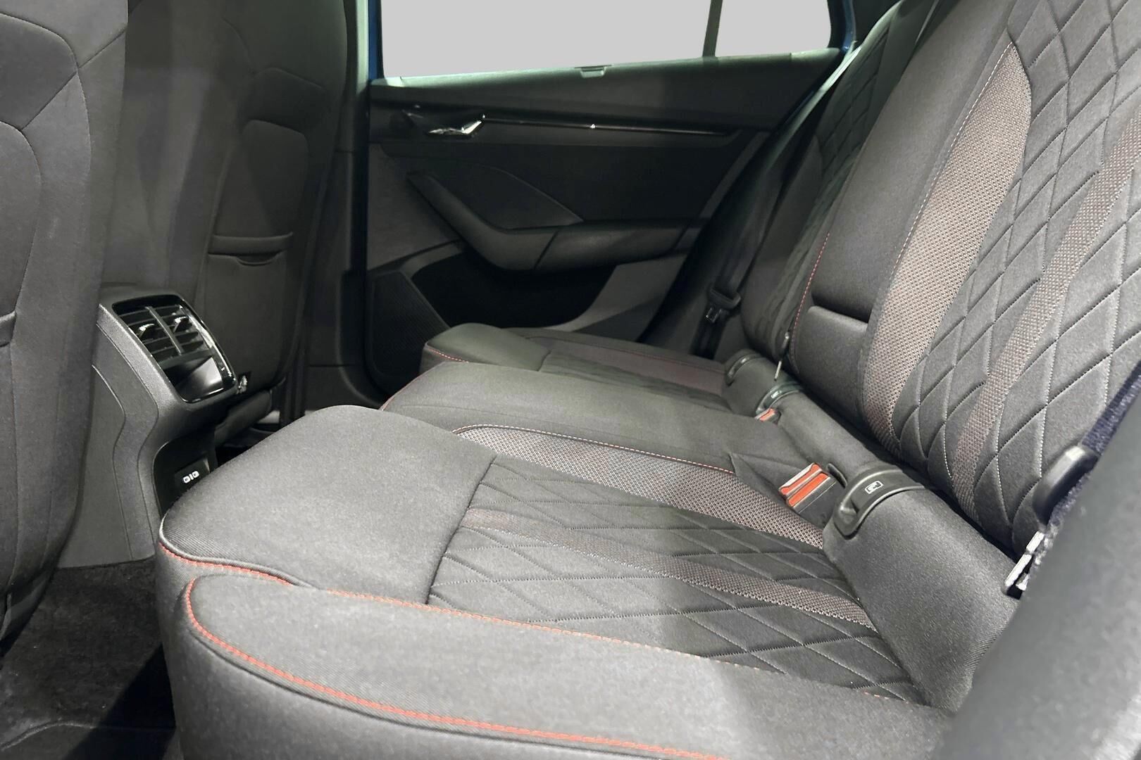 Skoda Octavia iso kuva 9