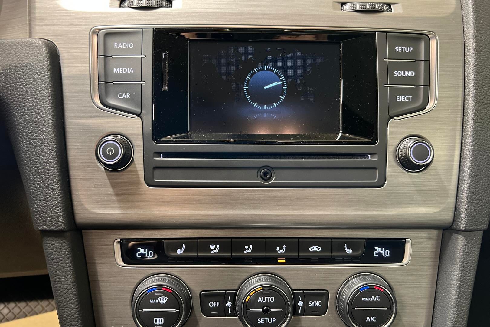 Volkswagen Golf iso kuva 15