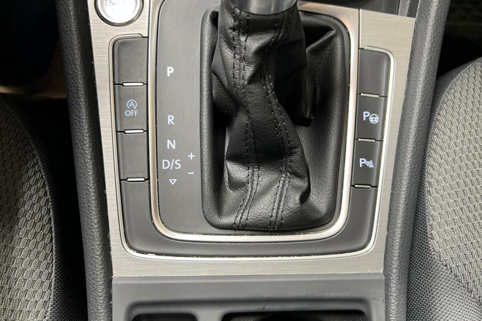 Volkswagen Golf iso kuva 16