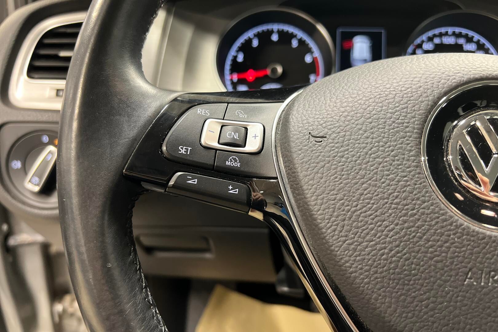 Volkswagen Golf iso kuva 18