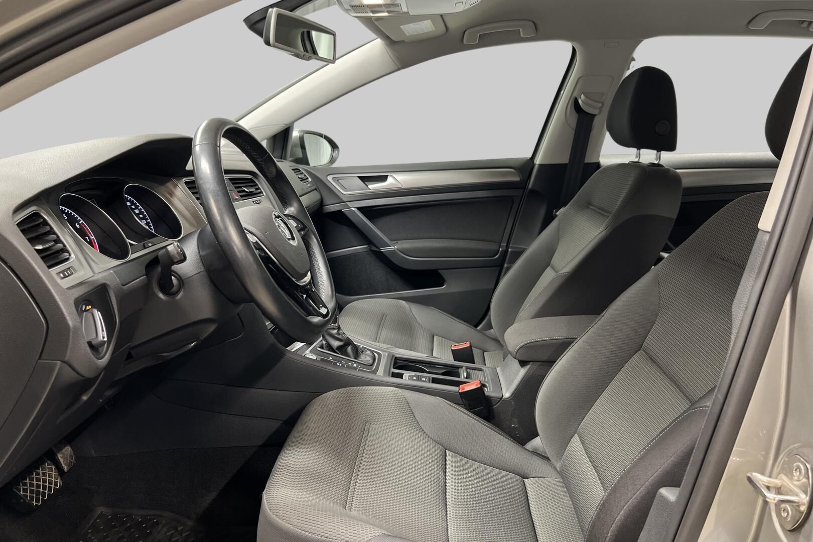 Volkswagen Golf iso kuva 9