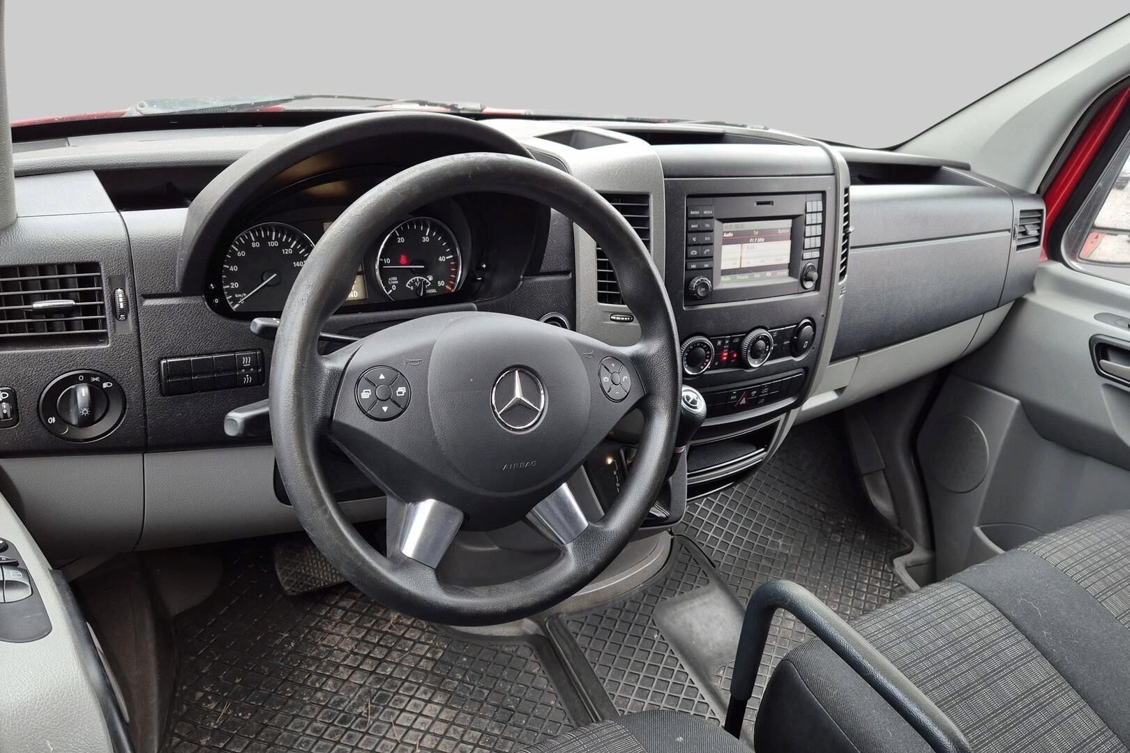 Mercedes-Benz Sprinter iso kuva 2