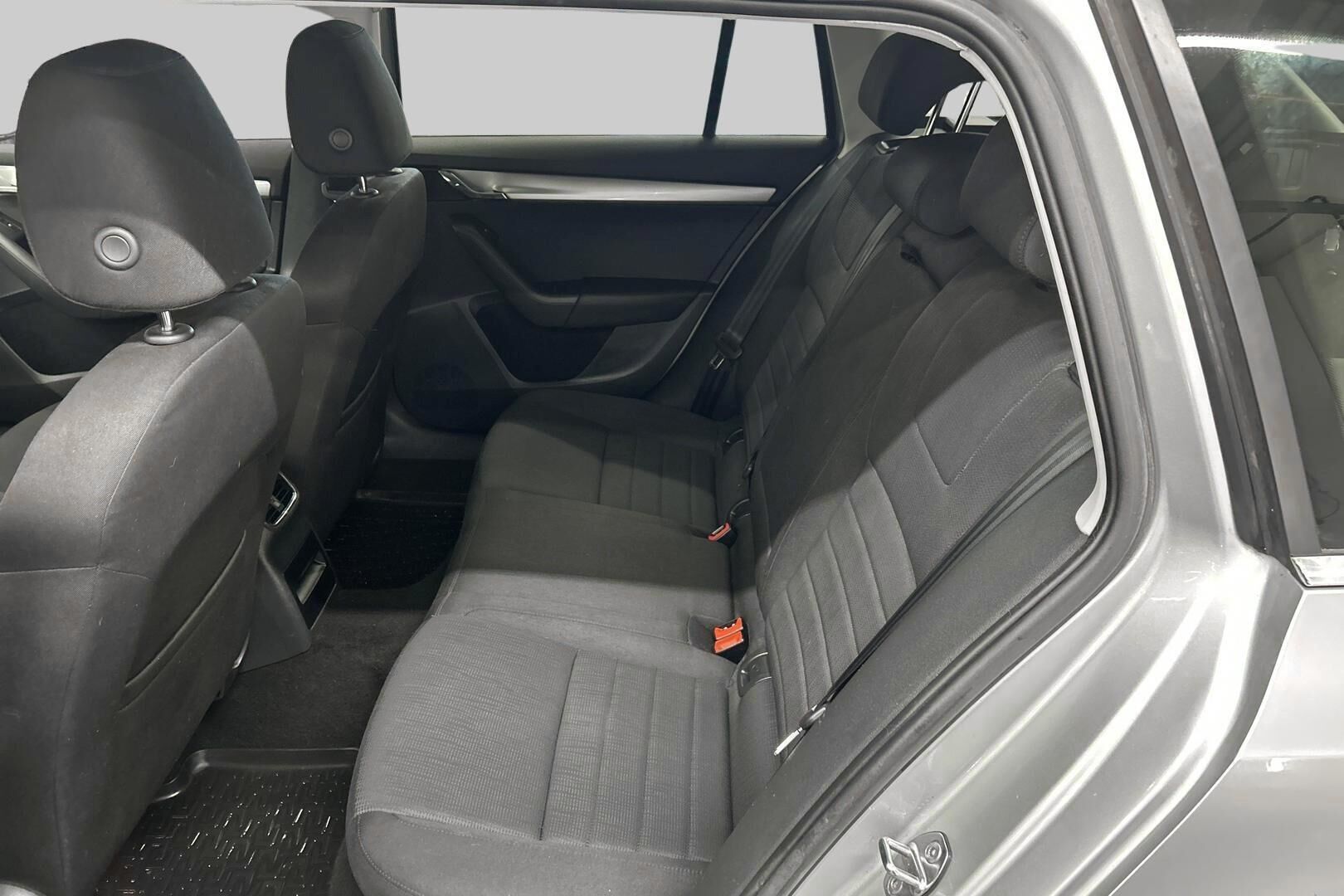 Skoda Octavia iso kuva 10