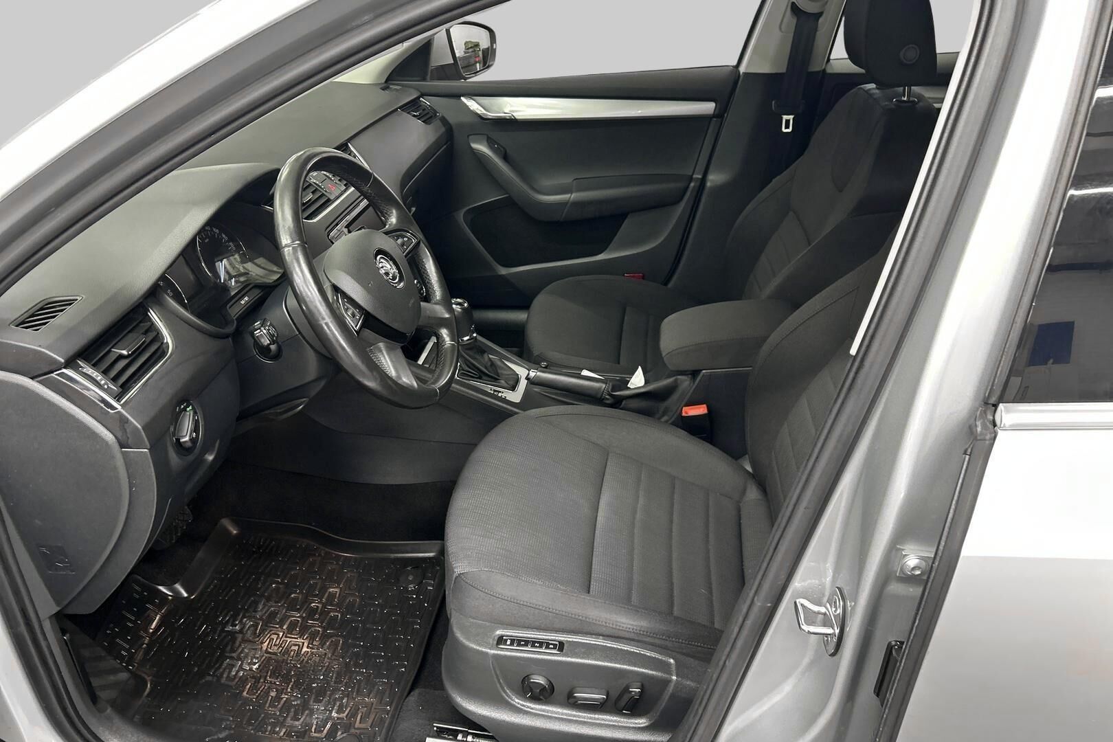 Skoda Octavia iso kuva 9