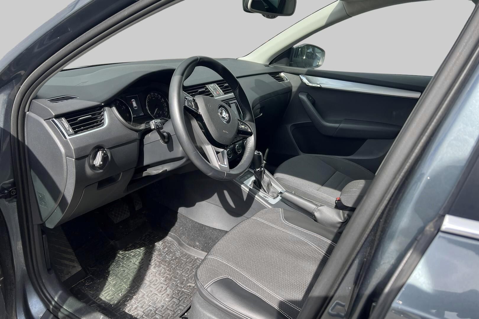 Skoda Octavia iso kuva 2