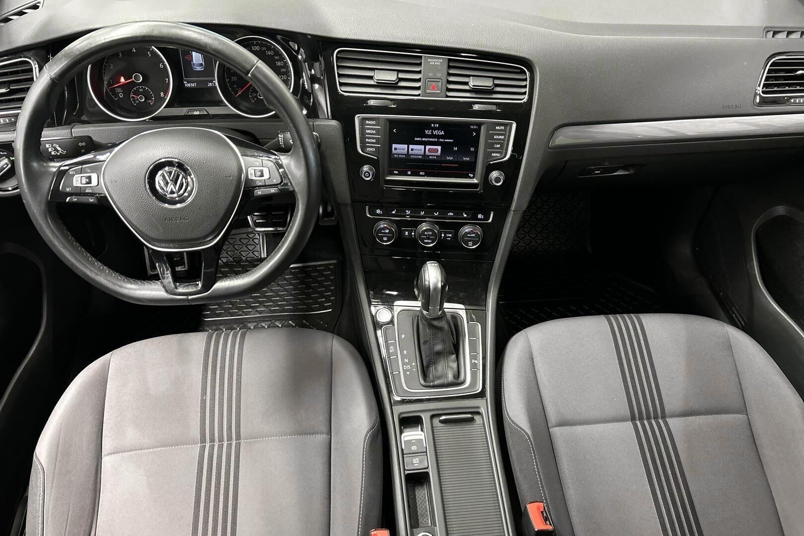 Volkswagen Golf iso kuva 10