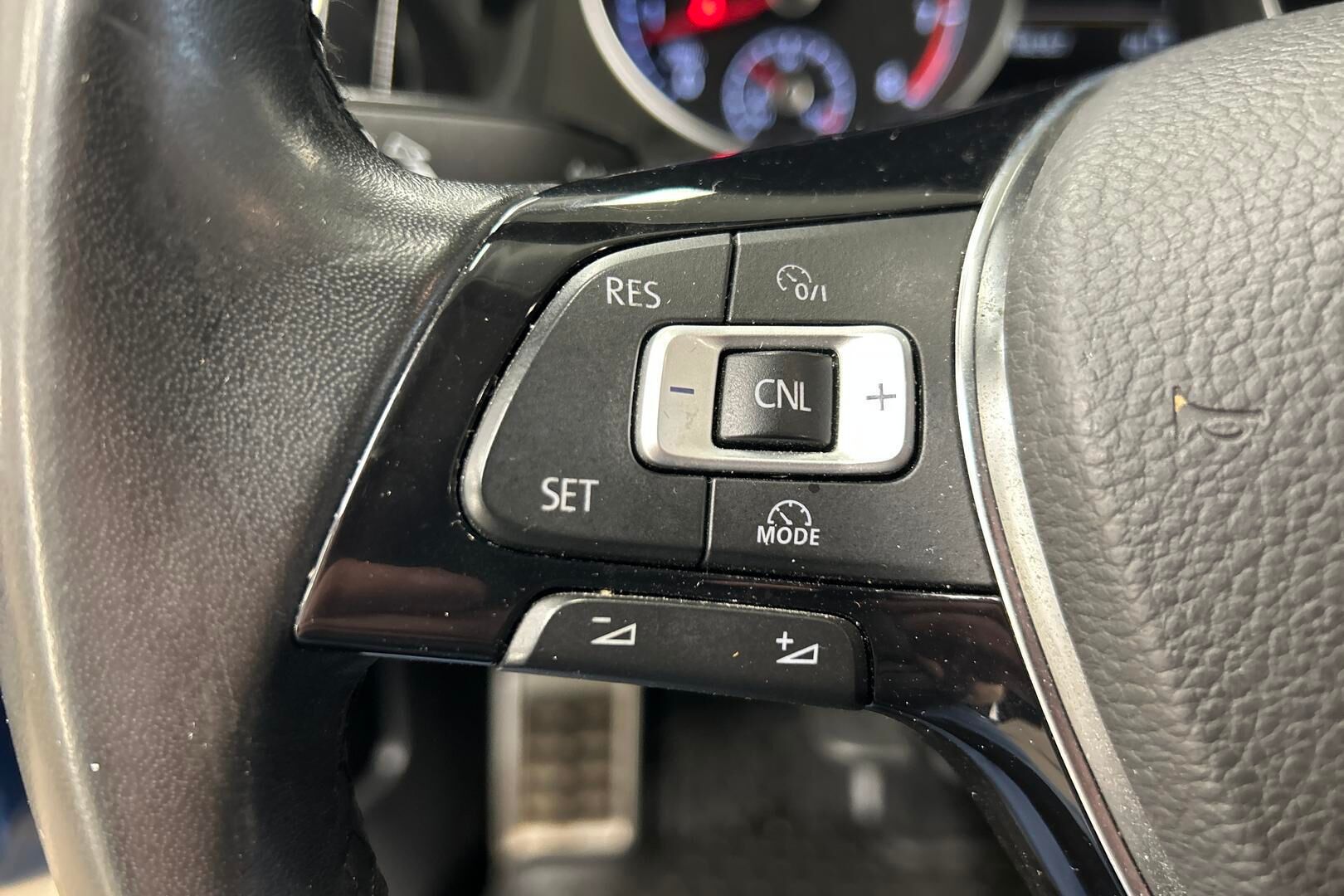 Volkswagen Golf iso kuva 15
