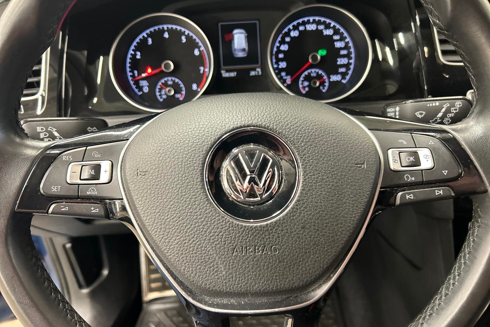 Volkswagen Golf iso kuva 18