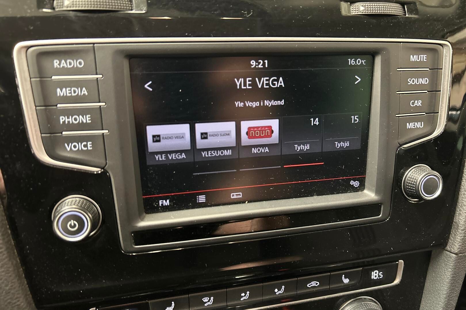 Volkswagen Golf iso kuva 19