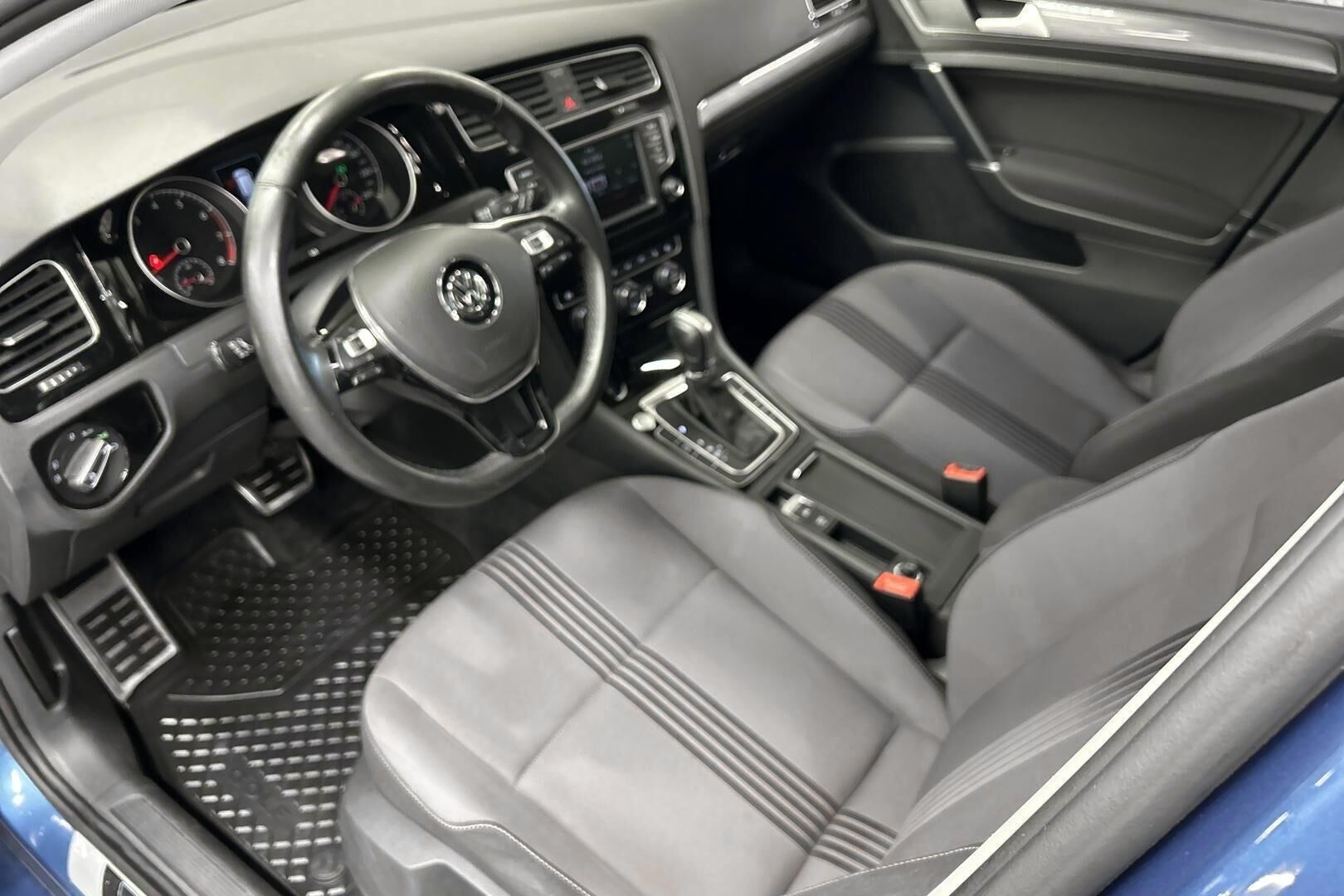 Volkswagen Golf iso kuva 8