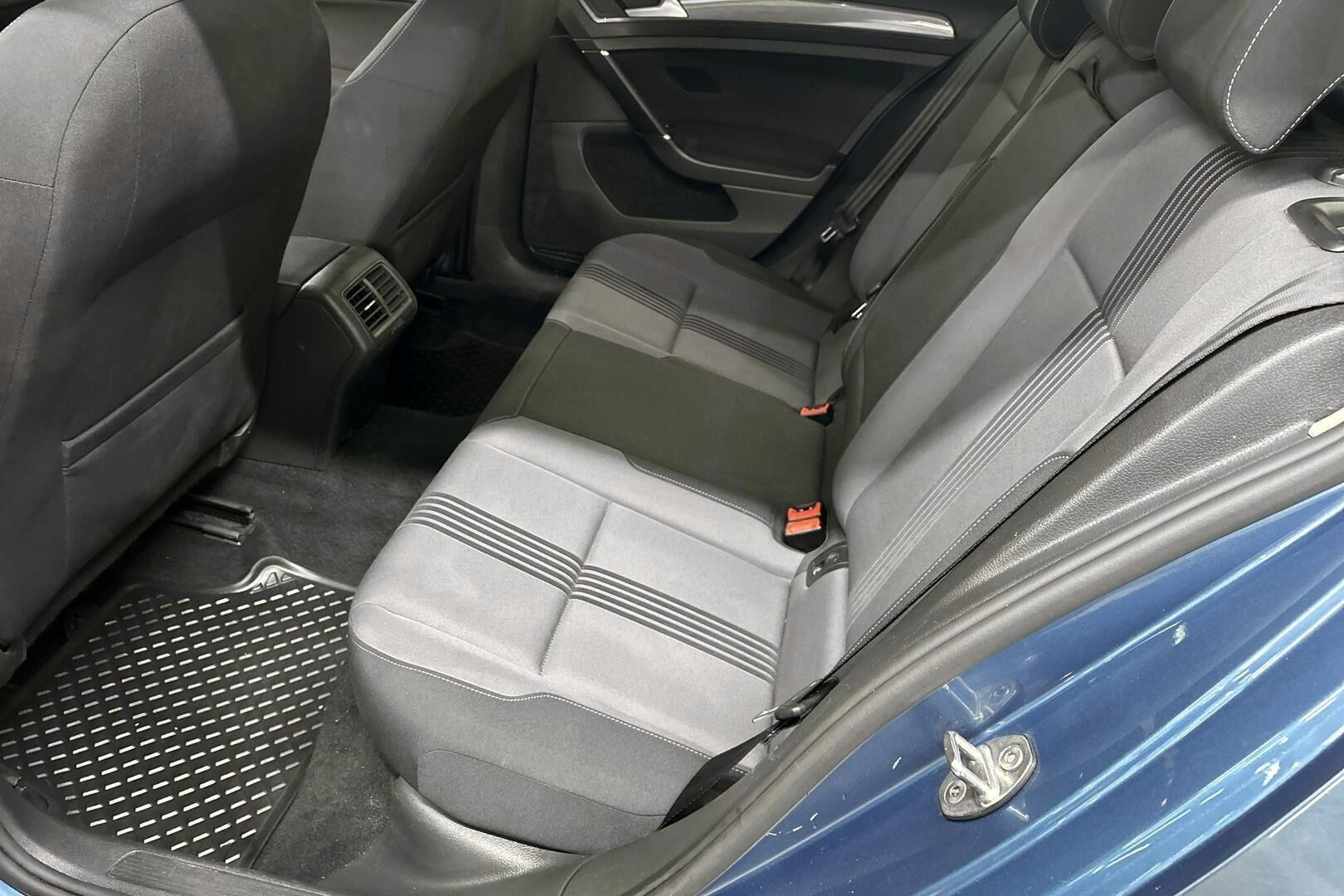 Volkswagen Golf iso kuva 9