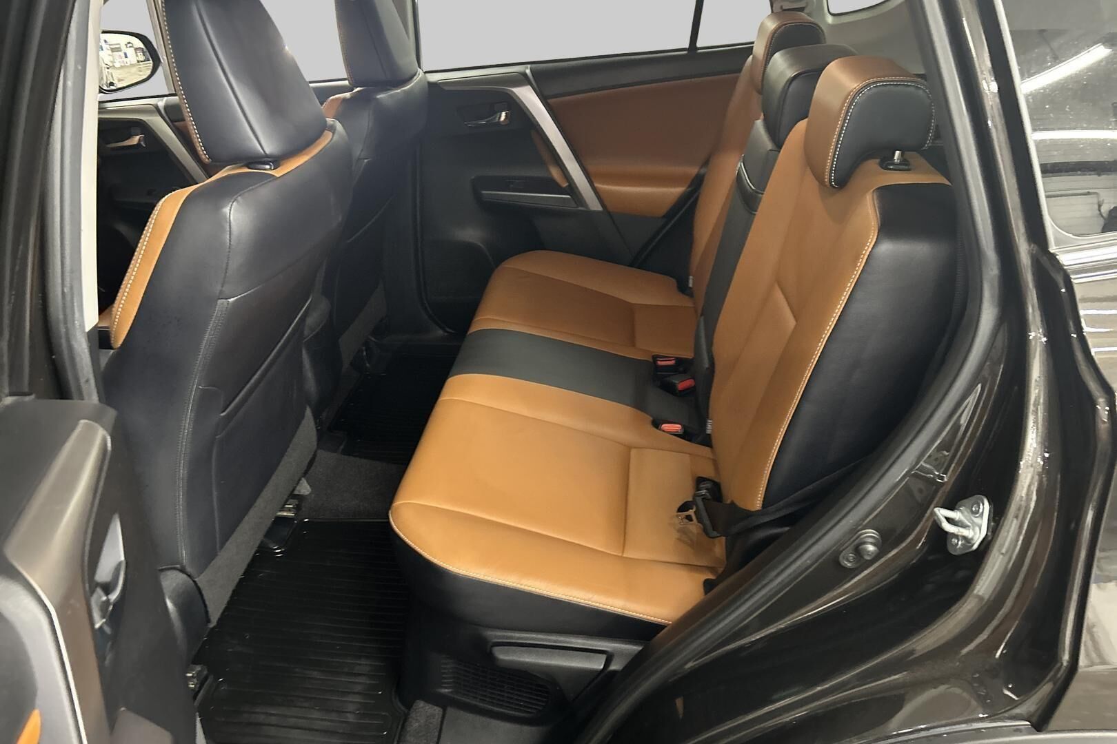 Toyota RAV4 iso kuva 10