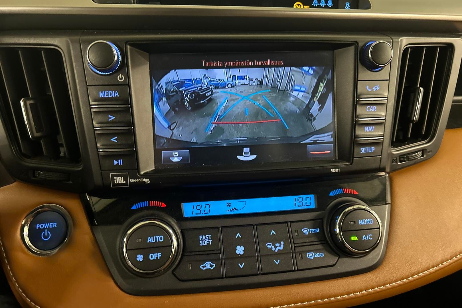 Toyota RAV4 iso kuva 18
